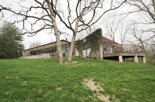 Designed by Bill Bowersox, this contemporary-style home offers views of the outdoors from every room | 6682 Clifton Bluffs now offered at $895,000 – from stlouis.style on Instagram