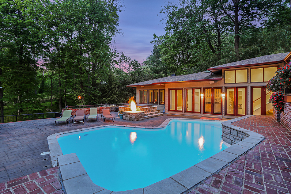 Virtually Tour This Lakefront MidCentury Estate in Chesterfield 6
