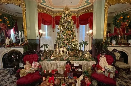 10 Holiday Home Tours to Enjoy This Holiday Season