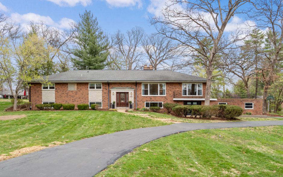 Sprawling AllBrick Home in SoughtAfter Grantwood Village 45